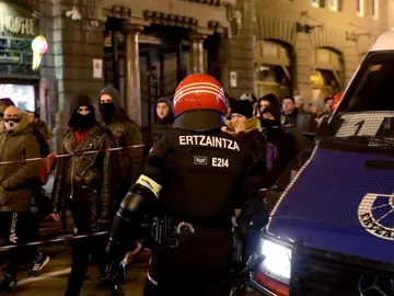 Un agente de la Ertzaintza vigila una manifestación contra el fascismo anoche en Bilbao Un agente de la Ertzaintza vigila una manifestación contra el fascismo anoche en Bilbao