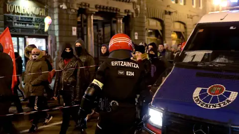 Un agente de la Ertzaintza vigila una manifestación contra el fascismo anoche en Bilbao Un agente de la Ertzaintza vigila una manifestación contra el fascismo anoche en Bilbao