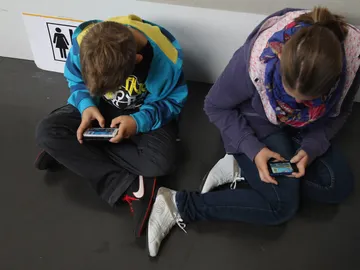 Niños enganchados al teléfono móvil Niños enganchados al teléfono móvil