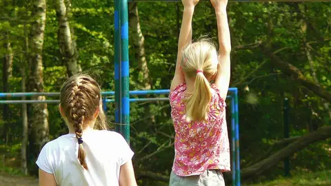 Imagen de archivo de dos niñas jugando en el patio de un colegio Imagen de archivo de dos niñas jugando en el patio de un colegio