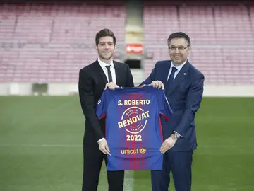 Sergi Roberto y Bartomeu, con la camiseta de la renovación del jugador culé Sergi Roberto y Bartomeu, con la camiseta de la renovación del jugador culé
