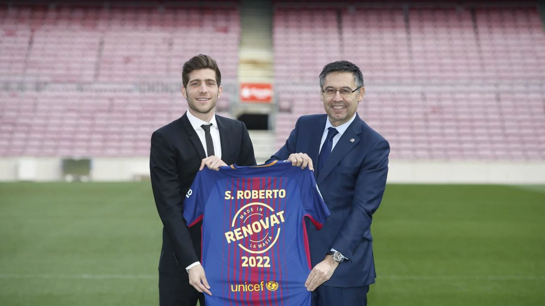 Sergi Roberto y Bartomeu, con la camiseta de la renovación del jugador culé Sergi Roberto y Bartomeu, con la camiseta de la renovación del jugador culé