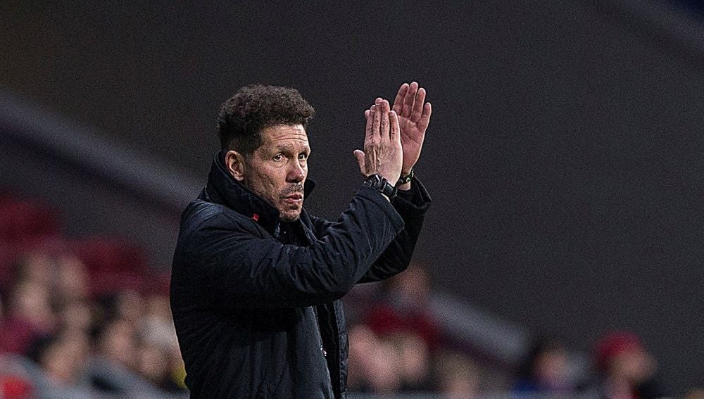 Simeone aplaude al público del Wanda Metropolitano