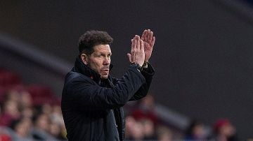 Simeone aplaude al público del Wanda Metropolitano