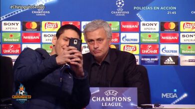 El surrealista selfie de un periodista con Mourinho al final de la rueda de prensa