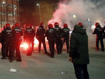 La ertzaina en los enfrentamientos en los aledaños de San Mamés entre aficionados del Athletic y el Spartak 