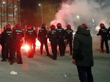 La ertzaina en los enfrentamientos en los aledaños de San Mamés entre aficionados del Athletic y el Spartak La ertzaina en los enfrentamientos en los aledaños de San Mamés entre aficionados del Athletic y el Spartak