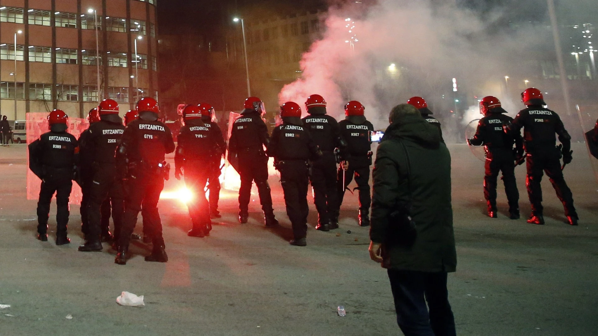 La ertzaina en los enfrentamientos en los aledaños de San Mamés entre aficionados del Athletic y el Spartak 