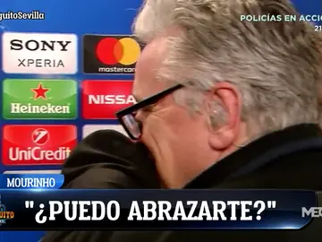 Mourinho abrazó a un periodista que le preguntó por McTominay y no por Pogba Mourinho abrazó a un periodista que le preguntó por McTominay y no por Pogba