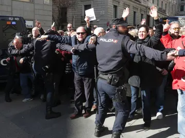 Miles de jubilados han cortado la Carrera de San Jerónimo Miles de jubilados han cortado la Carrera de San Jerónimo