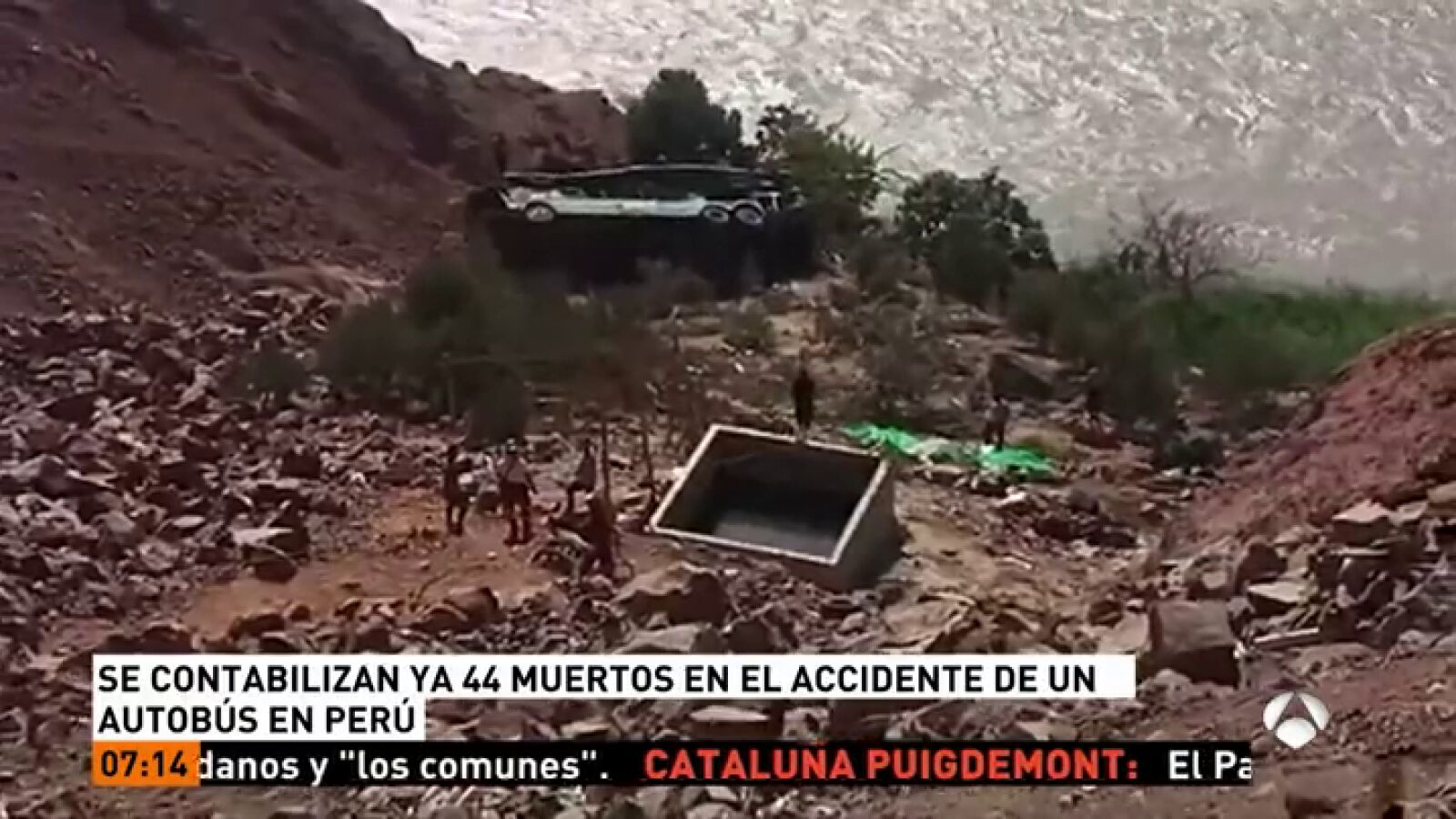 Al menos 44 muertos y 24 heridos tras caerse un autobús por una pendiente de 200 metros en Perú