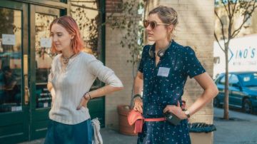 Saoirse Ronan y Greta Gerwig en el rodaje de 'Lady Bird'