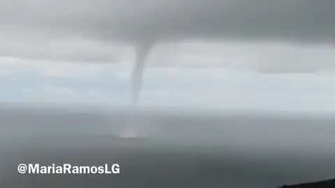 Una impresionante manga marina provoca destrozos en La Gomera Una impresionante manga marina provoca destrozos en La Gomera