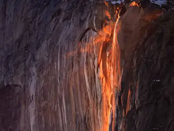 Espectacular efecto en la cascada de fuego de Yosemite Espectacular efecto en la cascada de fuego de Yosemite