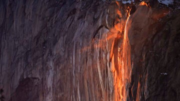 Espectacular efecto en la cascada de fuego de Yosemite