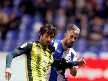 Granero y 'Luisinho' pelean por el balón durante el Deportivo-Espanyol