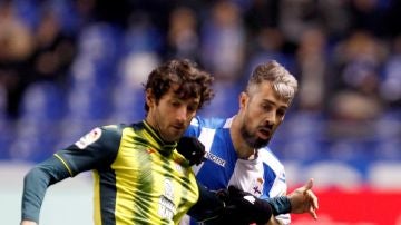 Granero y 'Luisinho' pelean por el balón durante el Deportivo-Espanyol
