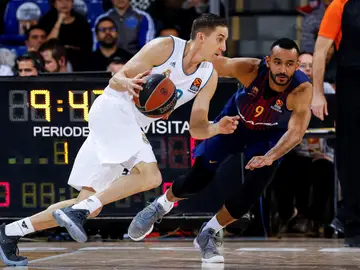 Carroll intenta avanzar ante la defensa de Pressey Carroll intenta avanzar ante la defensa de Pressey