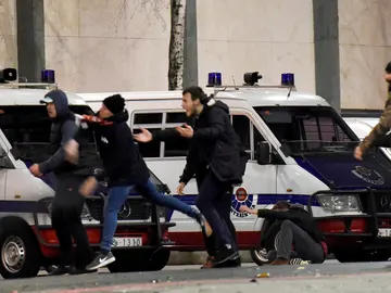 Altercados entre aficionados a las afueras de San Mamés Altercados entre aficionados a las afueras de San Mamés