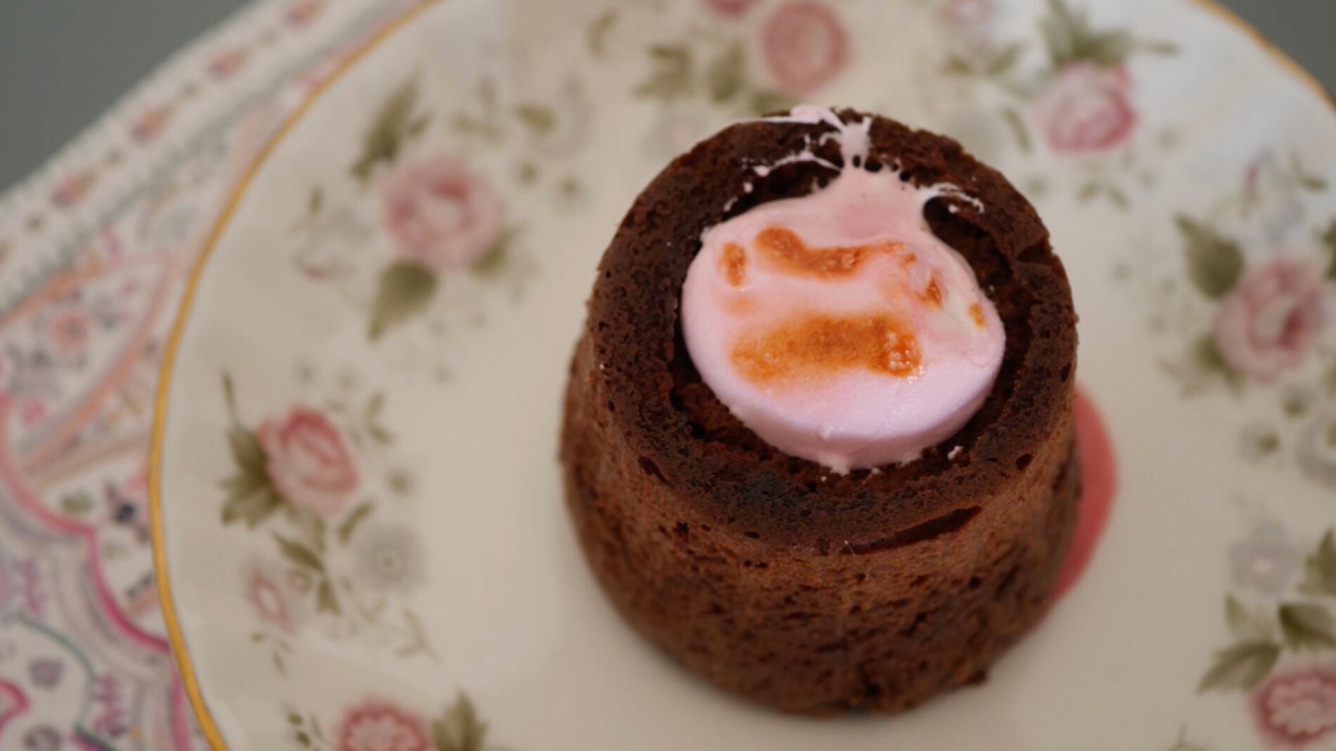 Este fondant de chocolate y nubes se hace solo.
