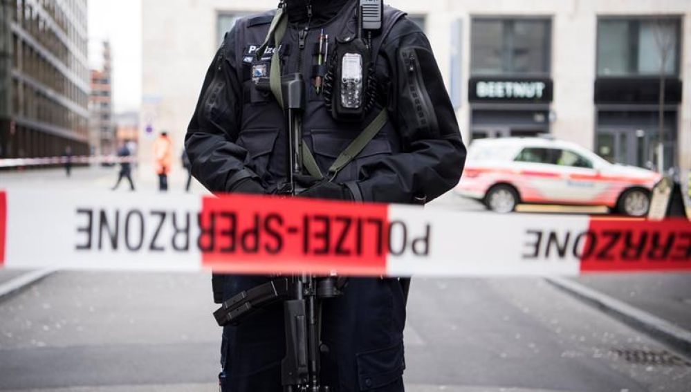La policía monta guardia en las inmediaciones del centro comercial Europaallee