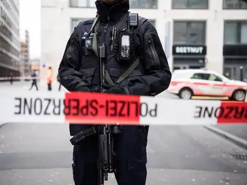 La policía monta guardia en las inmediaciones del centro comercial Europaallee La policía monta guardia en las inmediaciones del centro comercial Europaallee