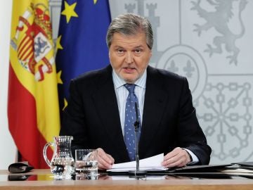 Méndez de Vigo durante la rueda de prensa tras la reunión del consejo de ministros en el Palacio de la Moncloa