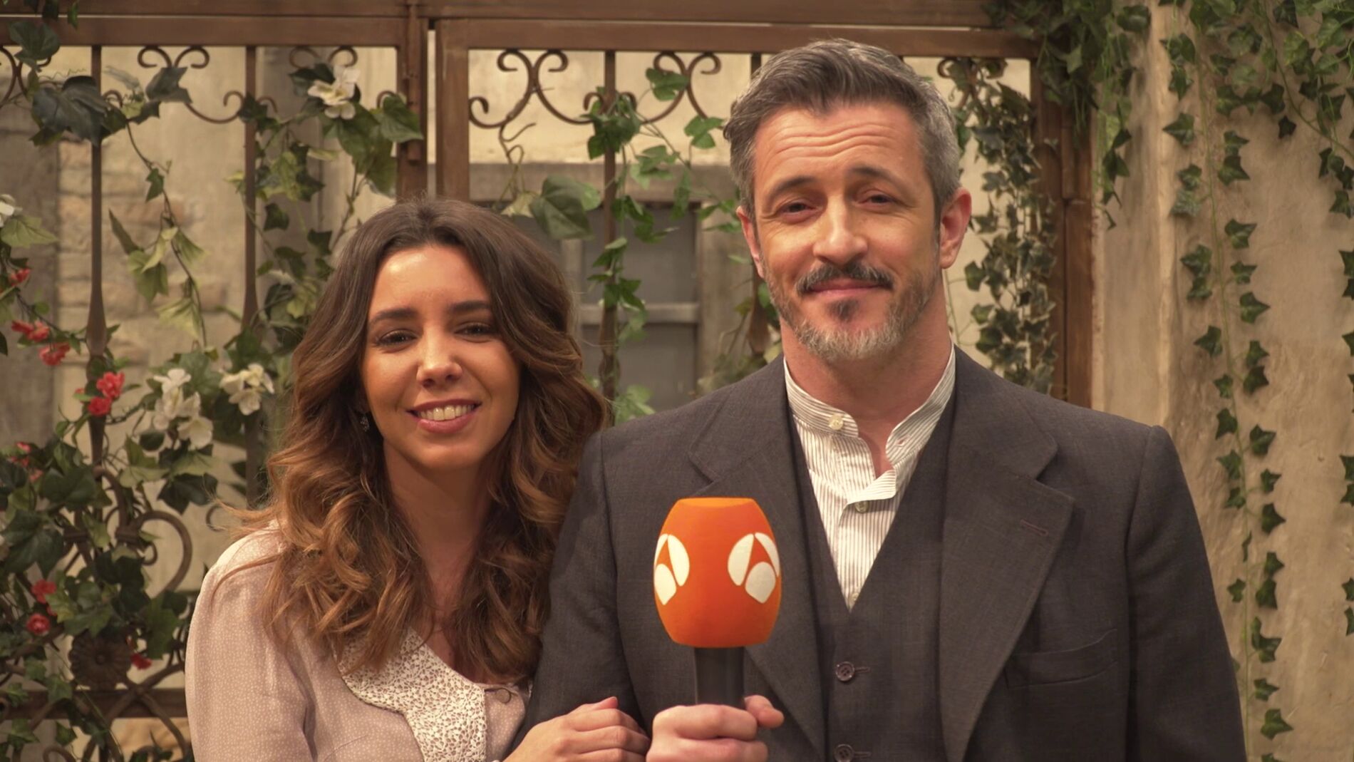 La felicitaci&oacute;n de Sandra Cervera y Fernando Coronado por el s&eacute;ptimo aniversario de 'El secreto de Puente Viejo'