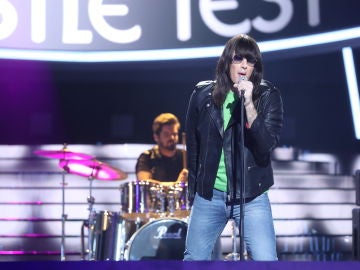 David Amor pone el 'Rock 'n' Roll Radio' de Ramones en el plató de 'Tu cara me suena'