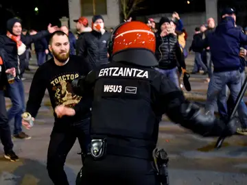 Un ertzaina se enfrenta a un ultra del Spartak Un ertzaina se enfrenta a un ultra del Spartak