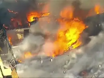 Un incendio destruye un edifico de apartamentos Un incendio destruye un edifico de apartamentos