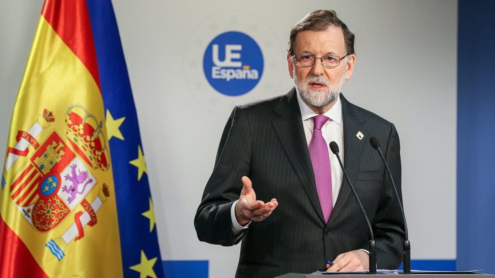 Rajoy pide un candidato en Cataluña sin problemas judiciales y se ofrece a 