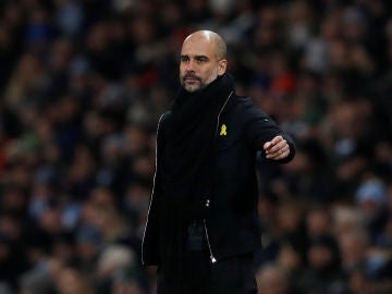 Guardiola, con el lazo amarillo durante un partido