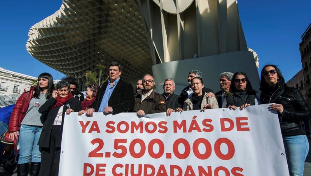 Juan Carlos Quer (5i), Ruth Ortiz (4i), Juan José Cortés (5d) y Antonio del Castillo (7i), entre otros familiares de asesinados