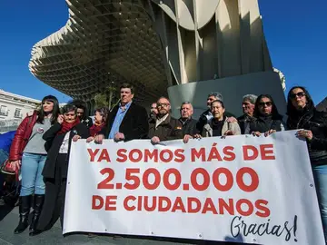 Juan Carlos Quer (5i), Ruth Ortiz (4i), Juan José Cortés (5d) y Antonio del Castillo (7i), entre otros familiares de asesinados Juan Carlos Quer (5i), Ruth Ortiz (4i), Juan José Cortés (5d) y Antonio del Castillo (7i), entre otros familiares de asesinados