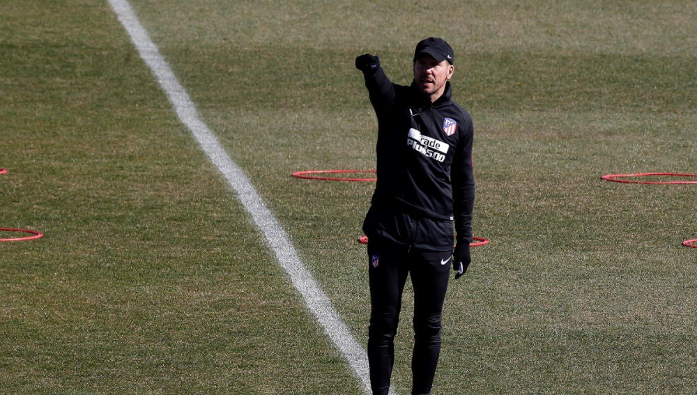 Simeone dirige un entrenamiento