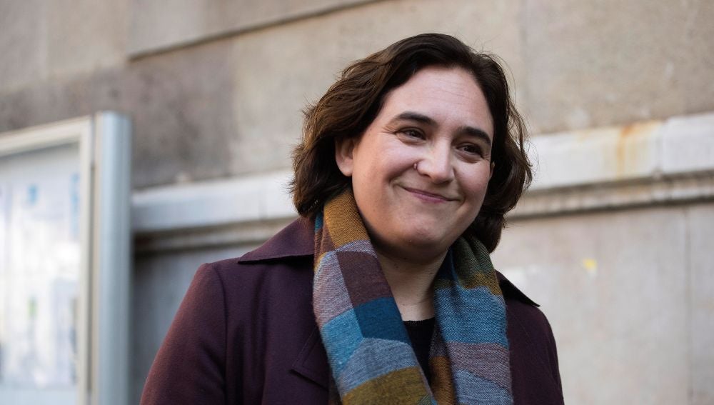 La alcaldesa de Barcelona, Ada Colau, a su llegada hoy al Conservatorio Municipal de Música