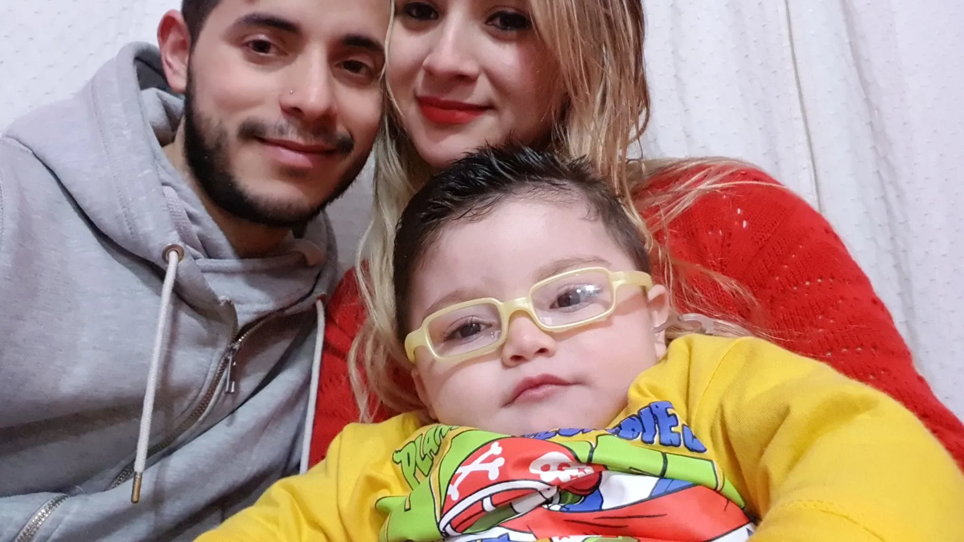 Tian junto a sus padres, Alejandro y Belén Tian junto a sus padres, Alejandro y Belén