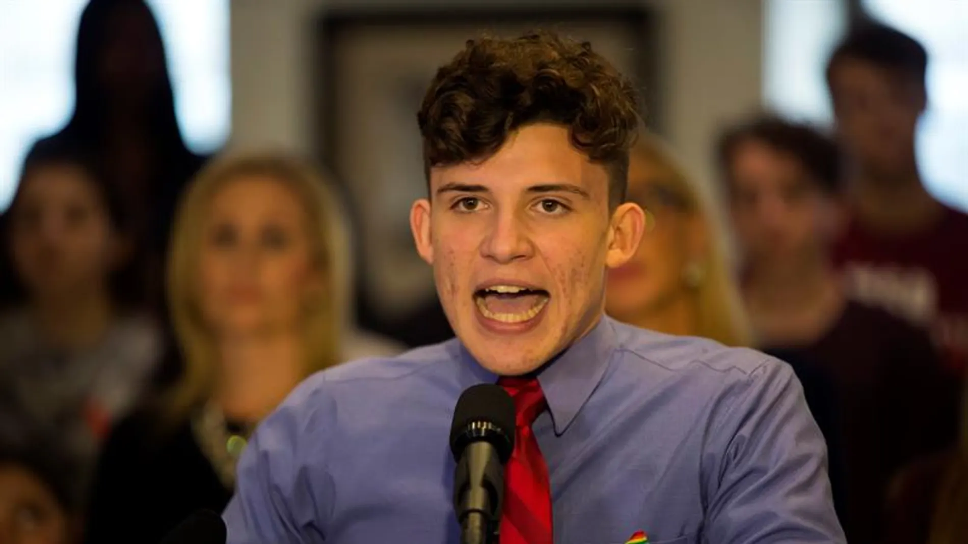 El español Alfonso Calderon, estudiante de la escuela secundaria Marjory Stoneman Douglas El español Alfonso Calderon, estudiante de la escuela secundaria Marjory Stoneman Douglas