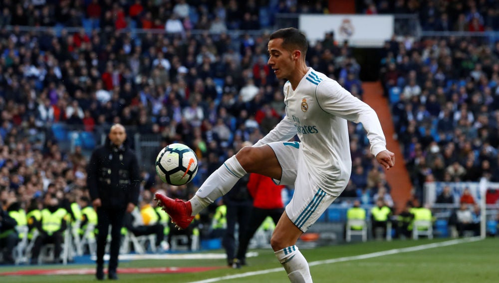 Lúcas Vázquez controlando un balón