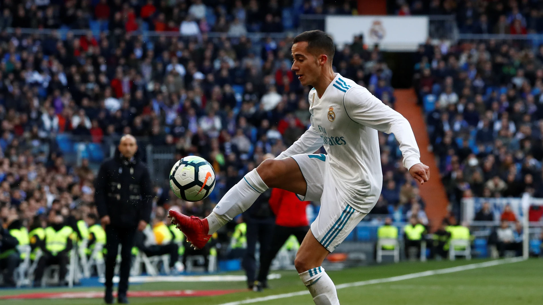Lúcas Vázquez controlando un balón Lúcas Vázquez controlando un balón