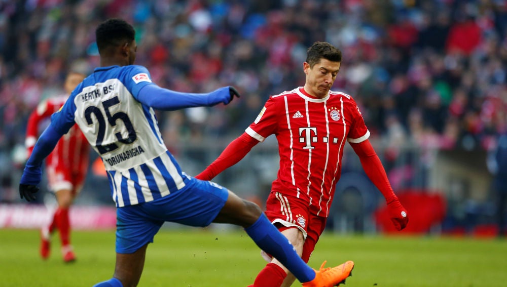 Lewandowski trata de regatear a Jordan Torunarigha