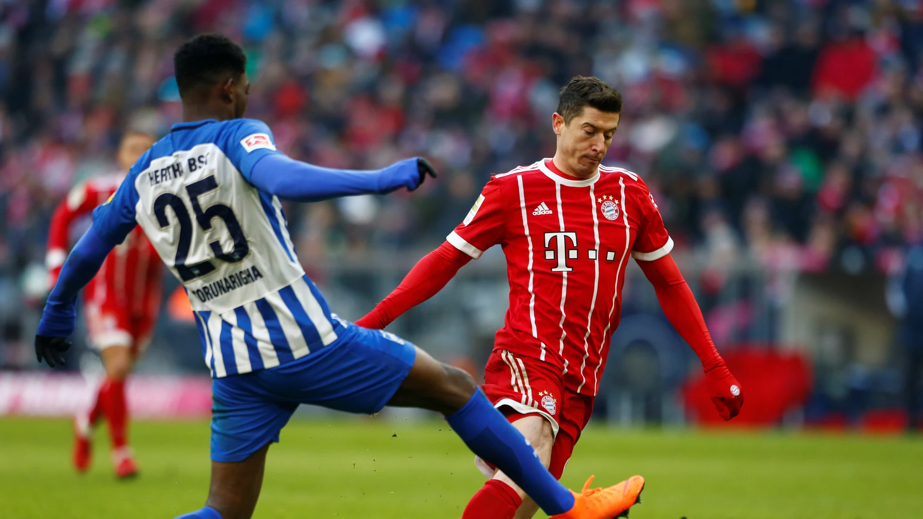 Lewandowski trata de regatear a Jordan Torunarigha Lewandowski trata de regatear a Jordan Torunarigha