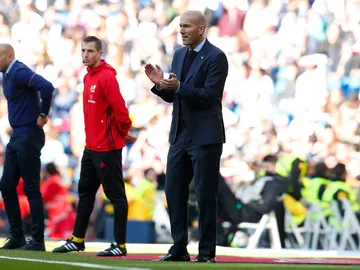 Zidane aplaude a sus jugadores en la banda del Santiago Bernabéu Zidane aplaude a sus jugadores en la banda del Santiago Bernabéu