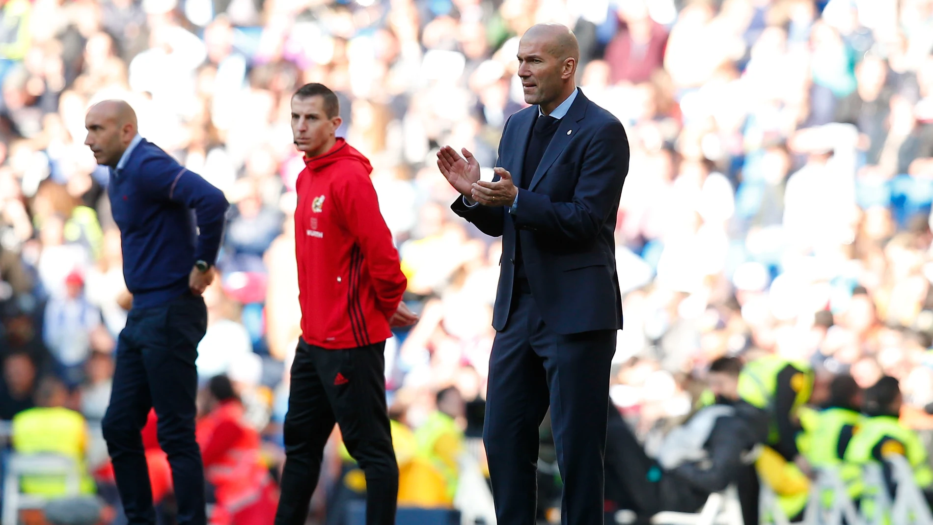 Zidane aplaude a sus jugadores en la banda del Santiago Bernabéu Zidane aplaude a sus jugadores en la banda del Santiago Bernabéu