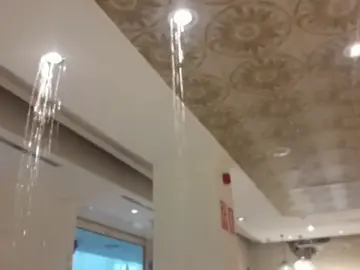 Las lluvias anegan un centro comercial y los accesos al aeropuerto en Gran Canaria Las lluvias anegan un centro comercial y los accesos al aeropuerto en Gran Canaria