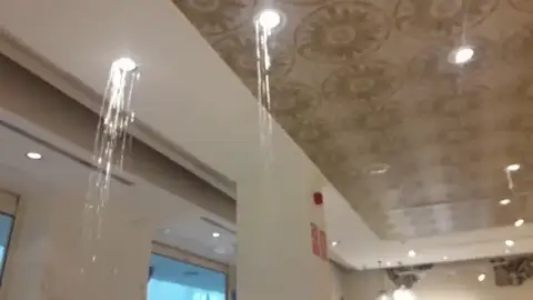 Las lluvias anegan un centro comercial y los accesos al aeropuerto en Gran Canaria Las lluvias anegan un centro comercial y los accesos al aeropuerto en Gran Canaria