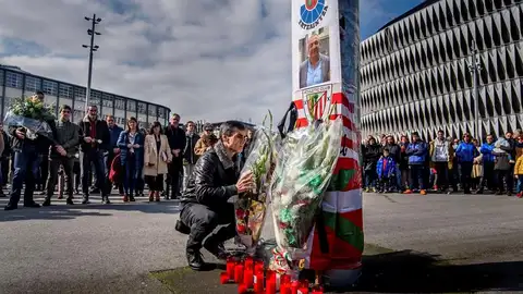 Homenaje a Inocencio Alonso en la explanada de San Mamés Homenaje a Inocencio Alonso en la explanada de San Mamés