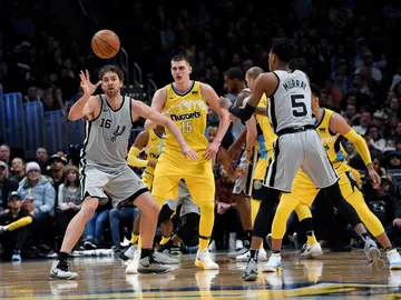 Pau Gasol recibe un pase ante los Nuggets Pau Gasol recibe un pase ante los Nuggets
