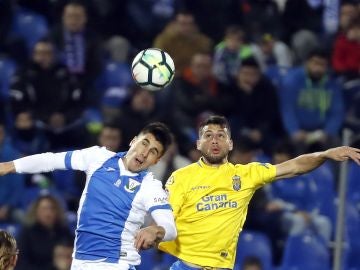 Rubén Pérez cabecea un balón ante el argentino Jonathan Calleri